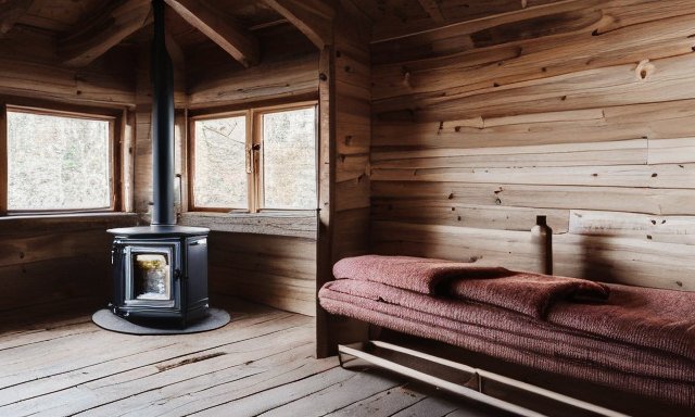 Русская баня с дровяной печью, просторная комната с 2 разделами бани с отделкой из дерева